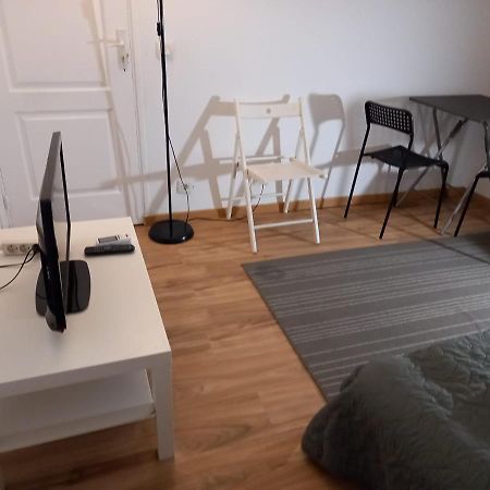 3 Hebergements - Au 1Er Etage 1 Appartement 2 Pieces Et Au 2Eme Etage Un Logement De 2 Chambres Louees Separement Avec Coin Cuisine Et Toilettes A Partager- Dans Pavillon Au Pied Du Rer B A 5 Minutes De Paris Et 30 Mn Stade De France Cachan Exterior photo