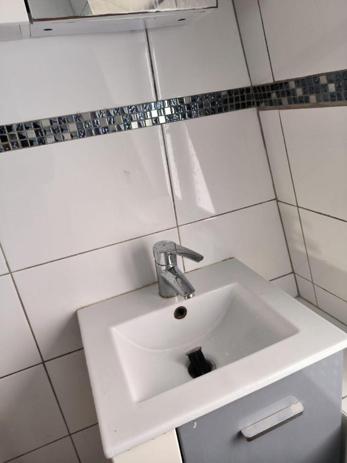 3 Hebergements - Au 1Er Etage 1 Appartement 2 Pieces Et Au 2Eme Etage Un Logement De 2 Chambres Louees Separement Avec Coin Cuisine Et Toilettes A Partager- Dans Pavillon Au Pied Du Rer B A 5 Minutes De Paris Et 30 Mn Stade De France Cachan Exterior photo